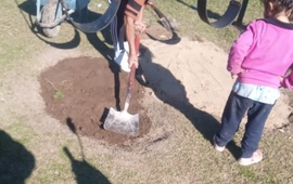 Imagen de Playa Hermosa: vecinos denuncian abandono y tienen que arreglar la plaza por su cuenta