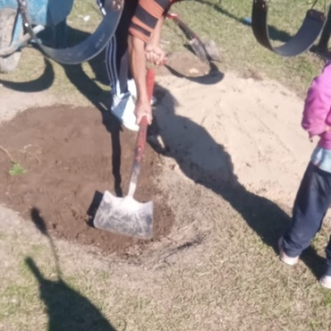 Imagen de Playa Hermosa: vecinos denuncian abandono y tienen que arreglar la plaza por su cuenta