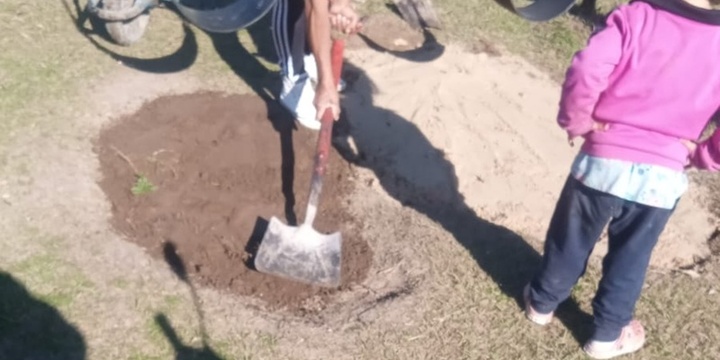 Imagen de Playa Hermosa: vecinos denuncian abandono y tienen que arreglar la plaza por su cuenta