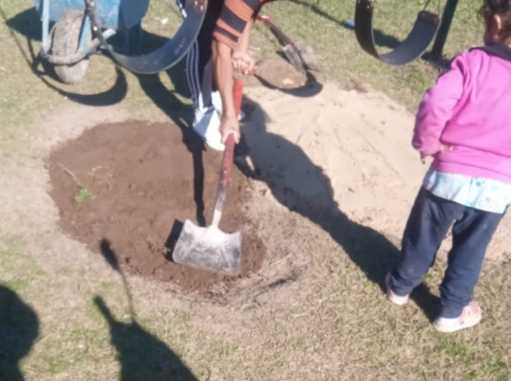 Imagen de Playa Hermosa: vecinos denuncian abandono y tienen que arreglar la plaza por su cuenta