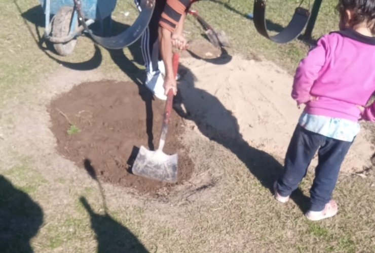 Imagen de Playa Hermosa: vecinos denuncian abandono y tienen que arreglar la plaza por su cuenta