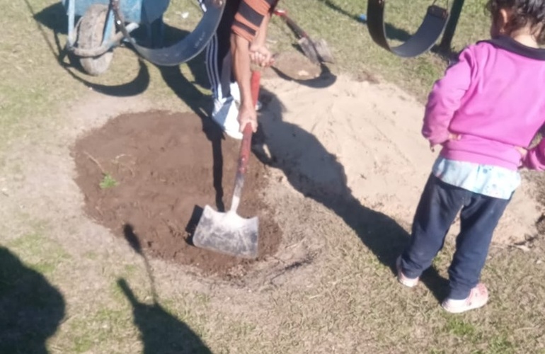 Imagen de Playa Hermosa: vecinos denuncian abandono y tienen que arreglar la plaza por su cuenta
