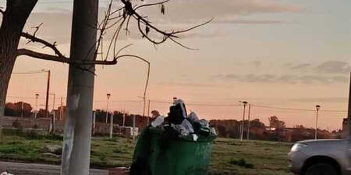 Imagen de Reclamo vecinal por un capacho de basura desbordado en Belgrano y Churchill: "Es una mugre"