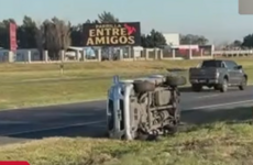 Imagen de Volc&oacute; una camioneta con un tr&aacute;iler en el acceso a la autopista Buenos Aires � Rosario