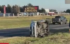 Imagen de Volc&oacute; una camioneta con un tr&aacute;iler en el acceso a la autopista Buenos Aires � Rosario