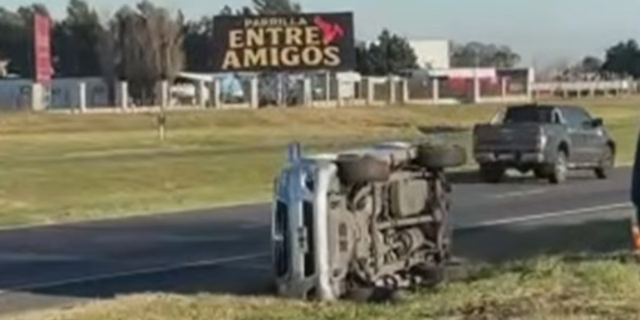 Imagen de Volc&oacute; una camioneta con un tr&aacute;iler en el acceso a la autopista Buenos Aires � Rosario