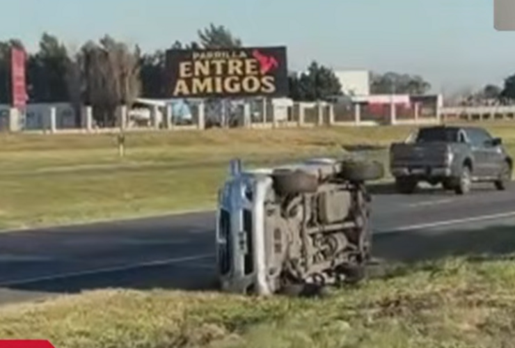 Imagen de Volc&oacute; una camioneta con un tr&aacute;iler en el acceso a la autopista Buenos Aires � Rosario