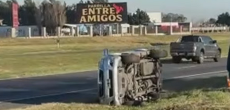 Imagen de Volc&oacute; una camioneta con un tr&aacute;iler en el acceso a la autopista Buenos Aires � Rosario