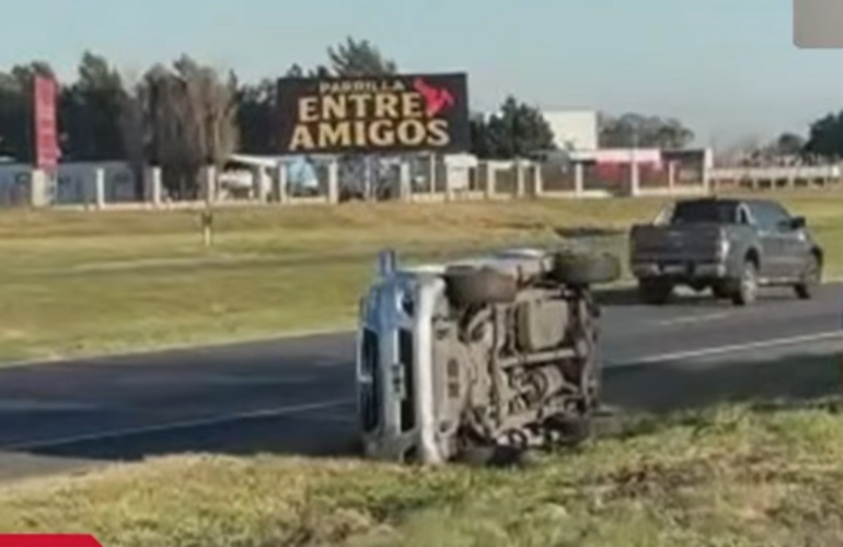 Imagen de Volc&oacute; una camioneta con un tr&aacute;iler en el acceso a la autopista Buenos Aires � Rosario