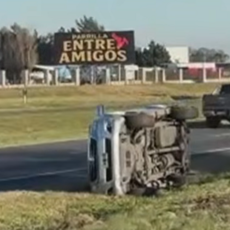 Imagen de Volc&oacute; una camioneta con un tr&aacute;iler en el acceso a la autopista Buenos Aires � Rosario
