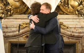 Imagen de Santilli jur&oacute; como nuevo jefe de Gabinete con Adorni en primera fila