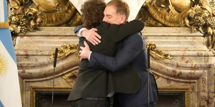 Imagen de Santilli jur&oacute; como nuevo jefe de Gabinete con Adorni en primera fila