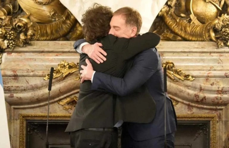 Imagen de Santilli jur&oacute; como nuevo jefe de Gabinete con Adorni en primera fila