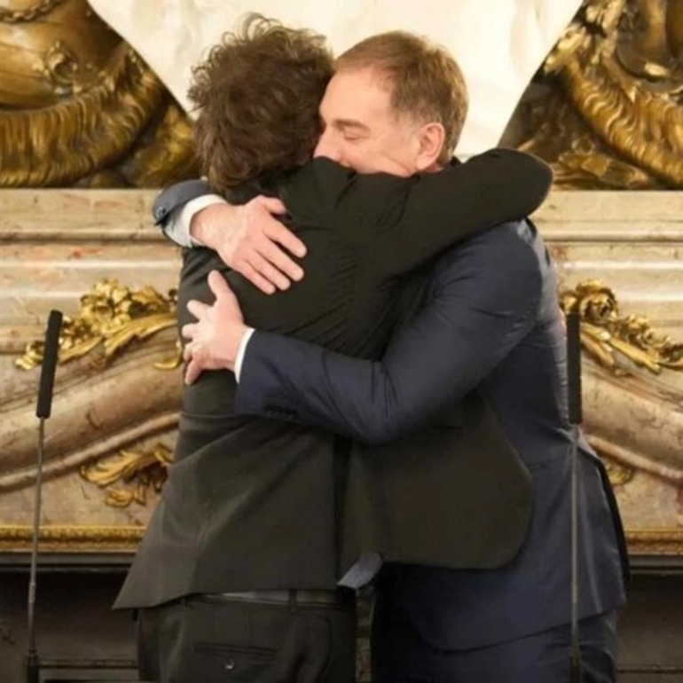 Imagen de Santilli jur&oacute; como nuevo jefe de Gabinete con Adorni en primera fila