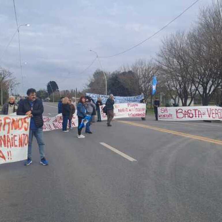 Imagen de Volvieron a la ruta: Vecinos se movilizaron nuevamente en reclamos por la autov&iacute;a