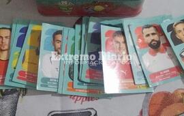 Imagen de Arroyo Seco: Encontr&oacute; unas figuritas del Mundial, las devolvi&oacute; a su due&ntilde;o, pero se tuvo que borrar el posteo por una serie de llamados falsos