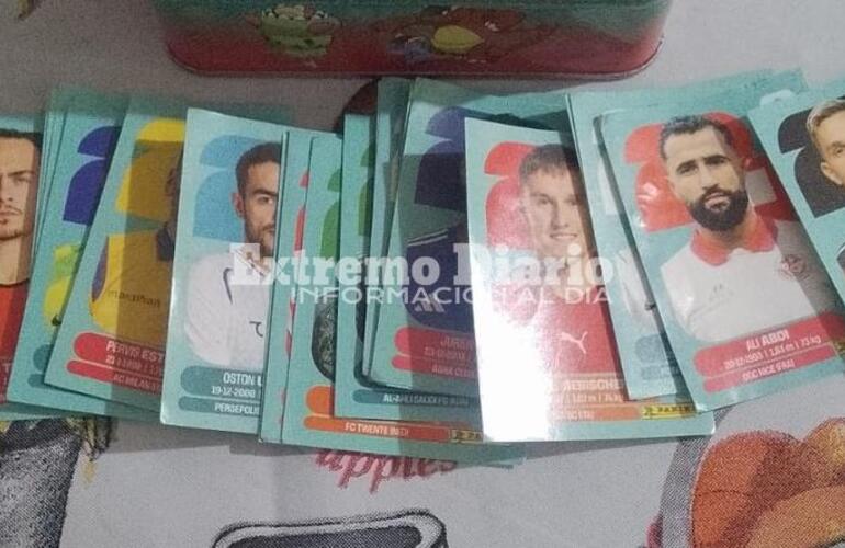 Imagen de Arroyo Seco: Encontr&oacute; unas figuritas del Mundial, las devolvi&oacute; a su due&ntilde;o, pero se tuvo que borrar el posteo por una serie de llamados falsos