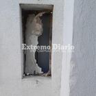 La ventana de la 27ma por la que supuestamente escap&oacute; este sujeto.