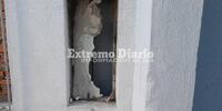 La ventana de la 27ma por la que supuestamente escap&oacute; este sujeto.