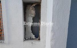 La ventana de la 27ma por la que supuestamente escap&oacute; este sujeto.