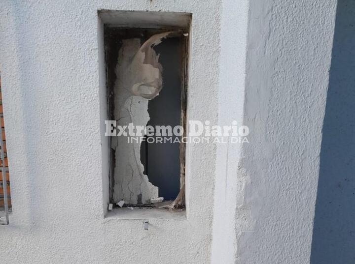 La ventana de la 27ma por la que supuestamente escap&oacute; este sujeto.