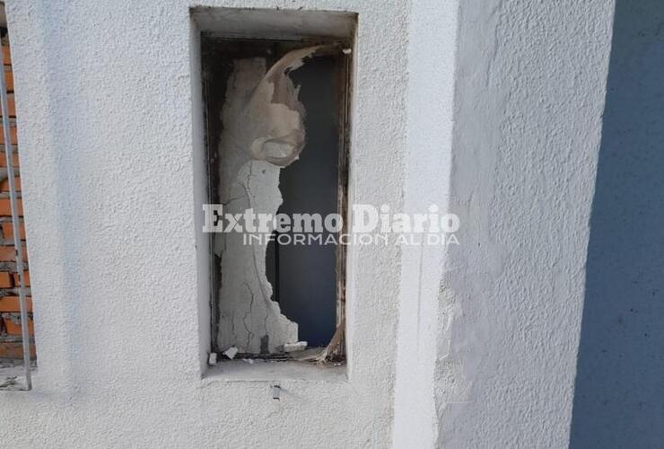 La ventana de la 27ma por la que supuestamente escap&oacute; este sujeto.