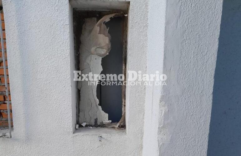 La ventana de la 27ma por la que supuestamente escap&oacute; este sujeto.