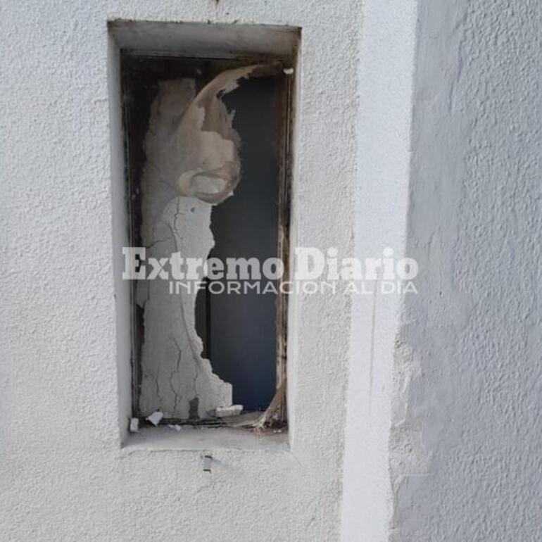 La ventana de la 27ma por la que supuestamente escap&oacute; este sujeto.