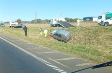 Imagen de Siniestro vial en Alvear: una camioneta despist&oacute; y termin&oacute; volcando en una zanja sobre la Ruta 9