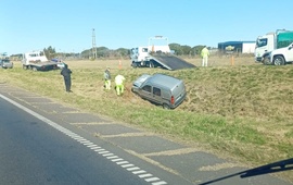Imagen de Siniestro vial en Alvear: una camioneta despist&oacute; y termin&oacute; volcando en una zanja sobre la Ruta 9