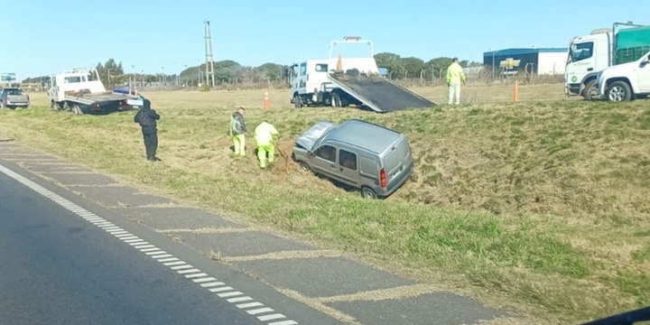 Imagen de Siniestro vial en Alvear: una camioneta despist&oacute; y termin&oacute; volcando en una zanja sobre la Ruta 9