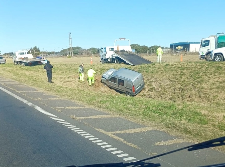 Imagen de Siniestro vial en Alvear: una camioneta despist&oacute; y termin&oacute; volcando en una zanja sobre la Ruta 9