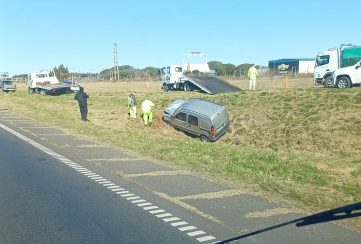 Imagen de Siniestro vial en Alvear: una camioneta despist&oacute; y termin&oacute; volcando en una zanja sobre la Ruta 9