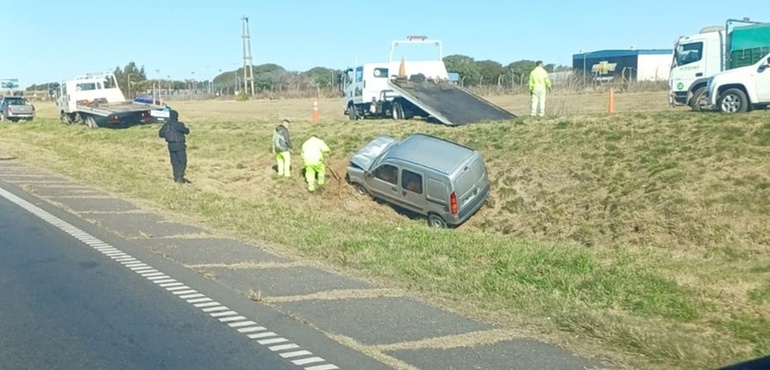 Imagen de Siniestro vial en Alvear: una camioneta despist&oacute; y termin&oacute; volcando en una zanja sobre la Ruta 9