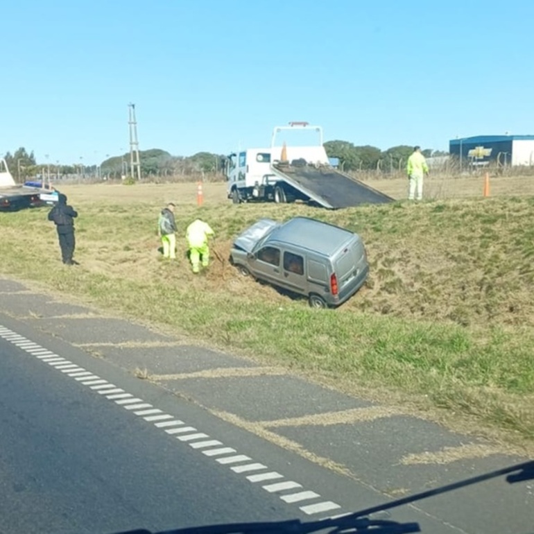 Imagen de Siniestro vial en Alvear: una camioneta despist&oacute; y termin&oacute; volcando en una zanja sobre la Ruta 9