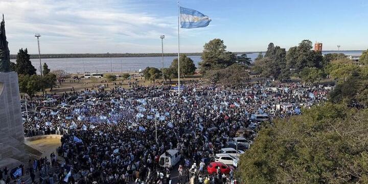 Imagen de Rosario: una adolescente cay&oacute; desde el puente de Pasaje Juramento durante los festejos por la Selecci&oacute;n y fue internada