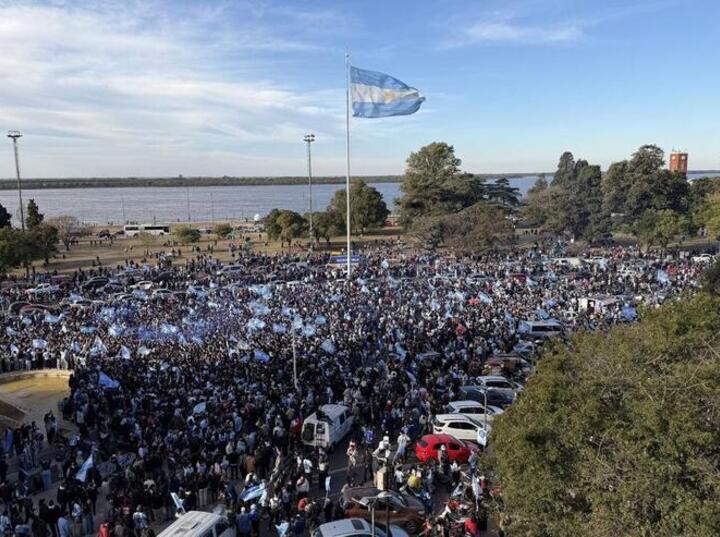 Imagen de Rosario: una adolescente cay&oacute; desde el puente de Pasaje Juramento durante los festejos por la Selecci&oacute;n y fue internada