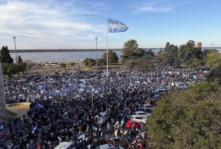 Imagen de Rosario: una adolescente cay&oacute; desde el puente de Pasaje Juramento durante los festejos por la Selecci&oacute;n y fue internada