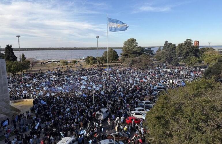 Imagen de Rosario: una adolescente cay&oacute; desde el puente de Pasaje Juramento durante los festejos por la Selecci&oacute;n y fue internada