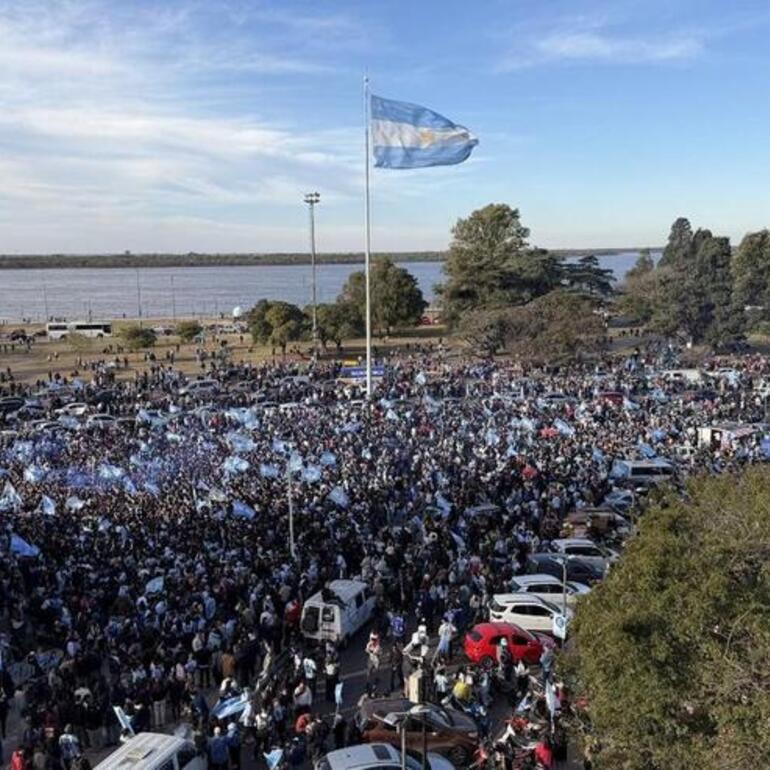 Imagen de Rosario: una adolescente cay&oacute; desde el puente de Pasaje Juramento durante los festejos por la Selecci&oacute;n y fue internada