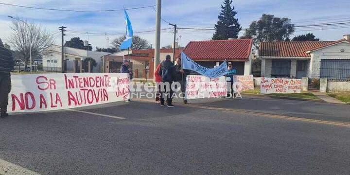 Imagen de Nuevo corte de vecinos y frentistas por el impacto de la autov&iacute;a