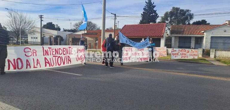 Imagen de Nuevo corte de vecinos y frentistas por el impacto de la autov&iacute;a