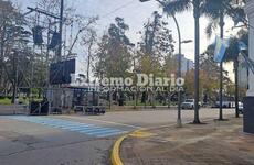 Ultiman detalles por calle Belgrano. El palco estar&aacute; frente a Cultura.