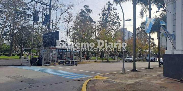 Ultiman detalles por calle Belgrano. El palco estar&aacute; frente a Cultura.