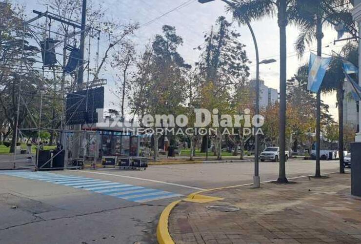 Ultiman detalles por calle Belgrano. El palco estar&aacute; frente a Cultura.