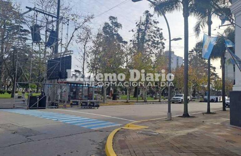 Ultiman detalles por calle Belgrano. El palco estar&aacute; frente a Cultura.