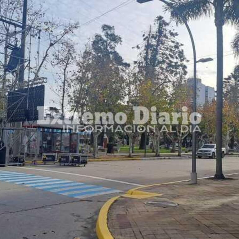 Ultiman detalles por calle Belgrano. El palco estar&aacute; frente a Cultura.