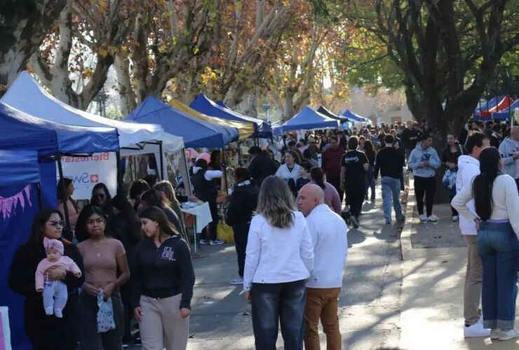 Imagen de Con pe&ntilde;as, ferias y m&uacute;sica en vivo, los vecinos de Arroyo Seco celebraron el D&iacute;a de la Independencia y el aniversario de la ciudad