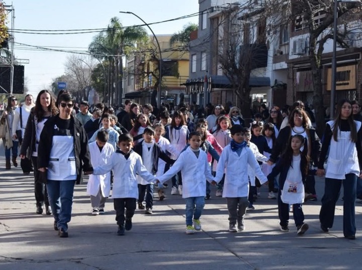 Imagen de Con un multitudinario desfile de instituciones, Arroyo Seco conmemor&oacute; el 9 de Julio y su 138&deg; aniversario