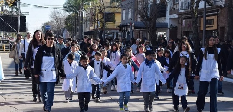 Imagen de Con un multitudinario desfile de instituciones, Arroyo Seco conmemor&oacute; el 9 de Julio y su 138&deg; aniversario